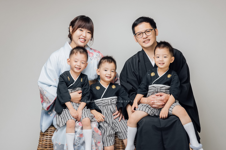 小菁媽麻一家人來拍照，特別準備了一套日式服裝，三歲的三胞胎兄弟活潑又有默契，互動之間滿是笑聲與活力，這張是爸拔媽麻抱著三兄弟坐在椅子上的全家福家庭寫真，每個人都看著鏡頭笑得很開心，孩子們很活潑可愛啊！
