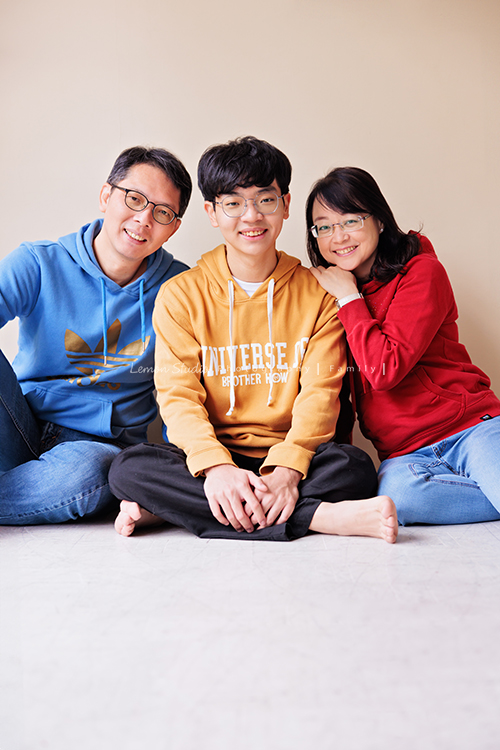 台怡媽麻和先生,帶著二十歲的兒子一起來家庭寫真,這次台怡媽麻特別準備了,三人不同顏色的帽T,這張是一家三口穿著不同顏色的帽T坐在一起拍的全家福,畫面因為顏色感覺很豐富活潑,三人都看著鏡頭微笑!