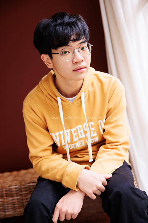 台怡媽麻和先生,帶著二十歲的兒子一起來家庭寫真,這次台怡媽麻特別準備了,三人不同顏色的帽T,這張是兒子穿著黃色的帽T、酷酷地看著鏡頭的個人寫真照!