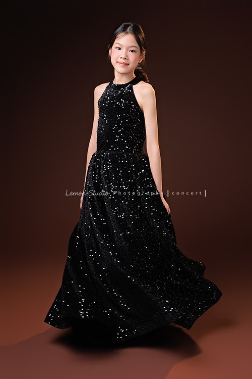 音樂班的 Isha要畢業了,這次拍攝準備了不同的禮服,每一張相片裡的Isha都好美,在音樂班的薰陶下,音樂好像早就成為她的日常,一個眼神、一個動作,都自然地帶著音樂的氣息,她要帶著這份從音符裡長出的自信,走向人生的下一個新階段,這張是 Isha穿著黑色小禮服站在鏡頭前,看著鏡頭很有氣質地微笑的一張音樂班畢業音樂寫真紀念照!