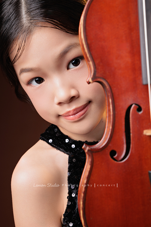 音樂班的 Isha要畢業了,這次拍攝準備了不同的禮服,每一張相片裡的Isha都好美,在音樂班的薰陶下,音樂好像早就成為她的日常,一個眼神、一個動作,都自然地帶著音樂的氣息,她要帶著這份從音符裡長出的自信,走向人生的下一個新階段,這張是 Isha穿著黑色小禮服坐在椅子上、臉從提琴後方看著鏡頭微微地笑的一張音樂班畢業音樂寫真紀念照!