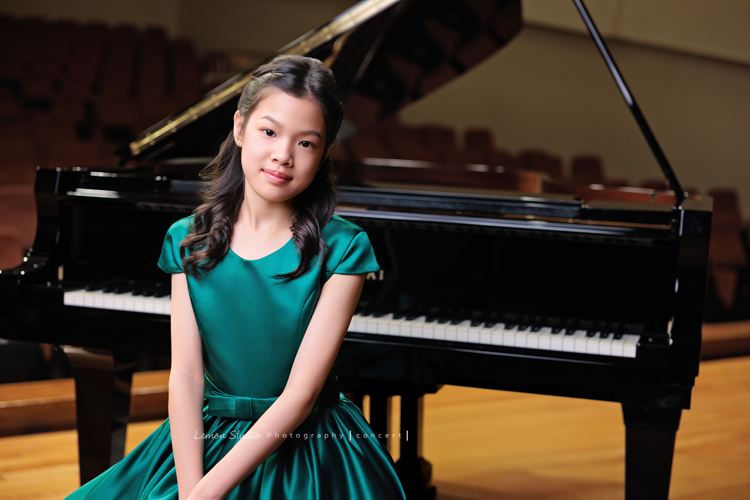 音樂班的 Isha要畢業了,這次拍攝準備了不同的禮服,每一張相片裡的Isha都好美,在音樂班的薰陶下,音樂好像早就成為她的日常,一個眼神、一個動作,都自然地帶著音樂的氣息,她要帶著這份從音符裡長出的自信,走向人生的下一個新階段,這張是 Isha穿著綠色的小禮服坐在演奏廳的鋼琴前面,看著鏡頭很有氣質地微笑的一張音樂班畢業音樂寫真紀念照!