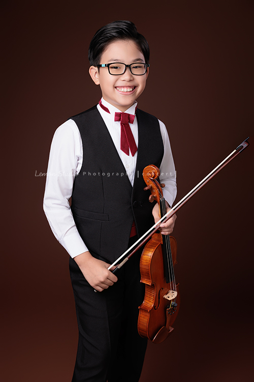 Jonathan & Chloe兄妹倆來拍提琴音樂寫真，再次站在鏡頭前，今年的 Jonathan 明顯長大了許多，Chloe非常活潑可愛，主動幫忙帶動現場氣氛，讓整個拍攝過程溫馨又美好，這張是隔了一年長大許多的Jonathan，Jonathan一手拿著提琴、一手拿著弓、帥氣地看著鏡頭微笑的音樂寫真照！