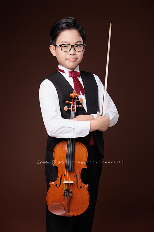 Jonathan & Chloe兄妹倆來拍提琴音樂寫真，再次站在鏡頭前，今年的 Jonathan 明顯長大了許多，Chloe非常活潑可愛，主動幫忙帶動現場氣氛，讓整個拍攝過程溫馨又美好，這張是隔了一年長大許多的Jonathan，Jonathan一手拿著提琴、一手拿著弓、帥氣地看著鏡頭的音樂寫真照！