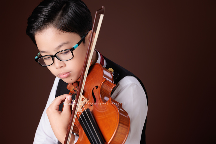Jonathan & Chloe兄妹倆來拍提琴音樂寫真，再次站在鏡頭前，今年的 Jonathan 明顯長大了許多，Chloe非常活潑可愛，主動幫忙帶動現場氣氛，讓整個拍攝過程溫馨又美好，這張是隔了一年長大許多的Jonathan，Jonathan正專注地拉著提琴的音樂寫真照！