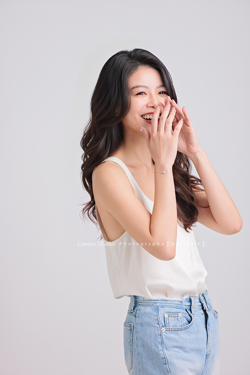 活潑率性時尚產業經營者的Yasmin 來拍形象照，這次拍攝希望呈現的，是自然、率性與灑脫的個人氣質，站在鏡頭前的她毫不做作，留下了許多動人的影像，這次拍攝選擇了我們結合服裝顧問的形象照方案，合作的服裝顧問 Ivy，為 Yasmin 提供了貼合她風格的穿搭建議，也讓鏡頭下的她，呈現出最美、最有力量的一面，這張是Yasmin正笑著很開心的一張形象照！