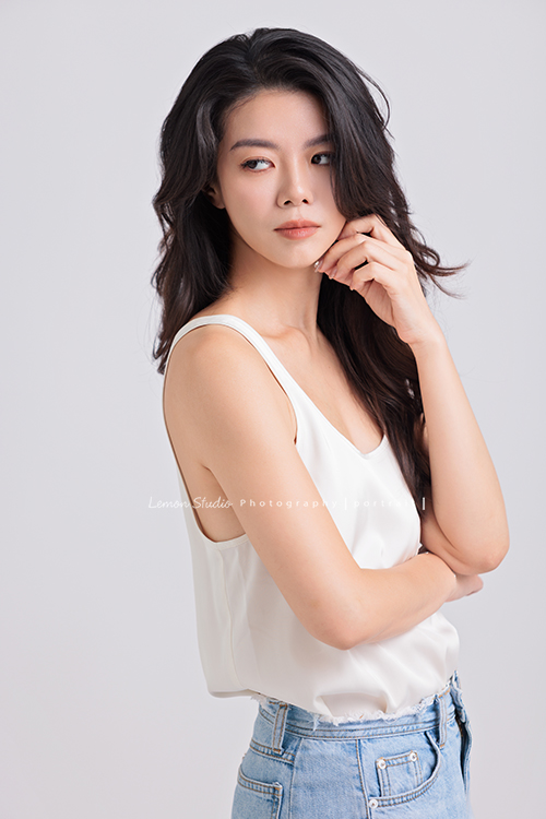 活潑率性時尚產業經營者的Yasmin 來拍形象照，這次拍攝希望呈現的，是自然、率性與灑脫的個人氣質，站在鏡頭前的她毫不做作，留下了許多動人的影像，這次拍攝選擇了我們結合服裝顧問的形象照方案，合作的服裝顧問 Ivy，為 Yasmin 提供了貼合她風格的穿搭建議，也讓鏡頭下的她，呈現出最美、最有力量的一面，這張是Yasmin側身酷酷地看著一旁的形象照！