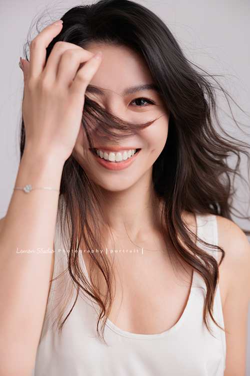 活潑率性時尚產業經營者的Yasmin 來拍形象照，這次拍攝希望呈現的，是自然、率性與灑脫的個人氣質，站在鏡頭前的她毫不做作，留下了許多動人的影像，這次拍攝選擇了我們結合服裝顧問的形象照方案，合作的服裝顧問 Ivy，為 Yasmin 提供了貼合她風格的穿搭建議，也讓鏡頭下的她，呈現出最美、最有力量的一面，這張是Yasmin看著鏡頭正要撥頭髮的臉部特寫形象照！頭髮很飄逸很美啊！