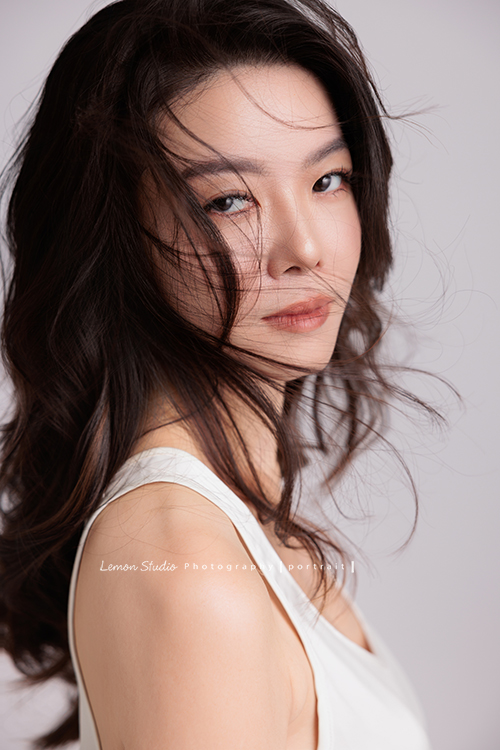 活潑率性時尚產業經營者的Yasmin 來拍形象照，這次拍攝希望呈現的，是自然、率性與灑脫的個人氣質，站在鏡頭前的她毫不做作，留下了許多動人的影像，這次拍攝選擇了我們結合服裝顧問的形象照方案，合作的服裝顧問 Ivy，為 Yasmin 提供了貼合她風格的穿搭建議，也讓鏡頭下的她，呈現出最美、最有力量的一面，這張是Yasmin側身轉頭過來看著鏡頭的臉部特寫形象照！頭髮好飄逸好美啊！