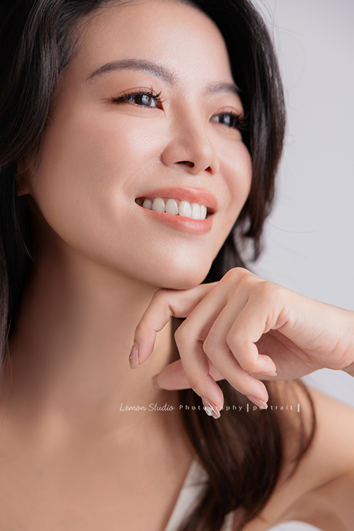 活潑率性時尚產業經營者的Yasmin 來拍形象照，這次拍攝希望呈現的，是自然、率性與灑脫的個人氣質，站在鏡頭前的她毫不做作，留下了許多動人的影像，這次拍攝選擇了我們結合服裝顧問的形象照方案，合作的服裝顧問 Ivy，為 Yasmin 提供了貼合她風格的穿搭建議，也讓鏡頭下的她，呈現出最美、最有力量的一面，這張是Yasmin沒有看鏡頭微笑的很美的一張臉部特寫形象照！