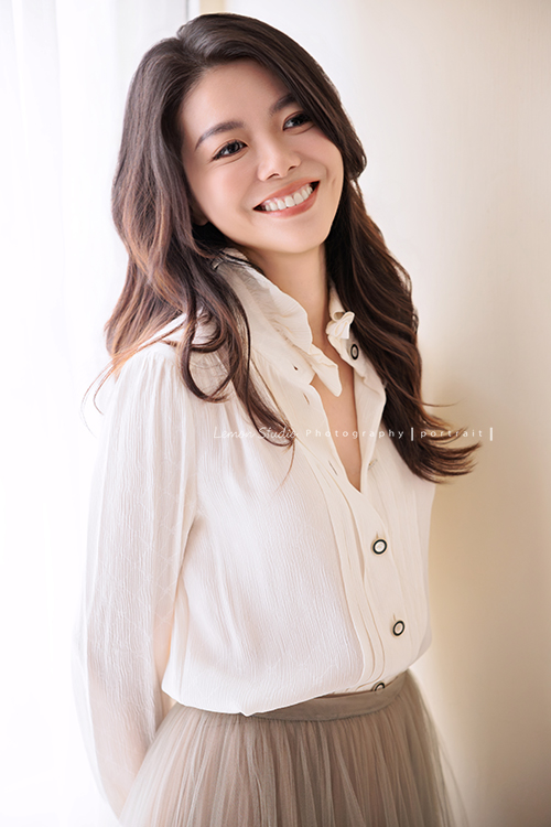 活潑率性時尚產業經營者的Yasmin 來拍形象照，這次拍攝希望呈現的，是自然、率性與灑脫的個人氣質，站在鏡頭前的她毫不做作，留下了許多動人的影像，這次拍攝選擇了我們結合服裝顧問的形象照方案，合作的服裝顧問 Ivy，為 Yasmin 提供了貼合她風格的穿搭建議，也讓鏡頭下的她，呈現出最美、最有力量的一面，這張是Yasmin穿的飄逸的長裙，手放在身後，沒有看鏡頭微笑的一張很美的形象照！