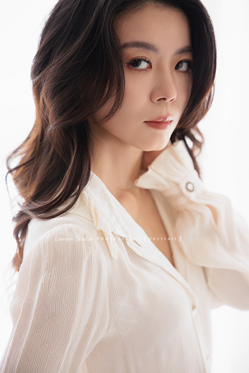 活潑率性時尚產業經營者的Yasmin 來拍形象照，這次拍攝希望呈現的，是自然、率性與灑脫的個人氣質，站在鏡頭前的她毫不做作，留下了許多動人的影像，這次拍攝選擇了我們結合服裝顧問的形象照方案，合作的服裝顧問 Ivy，為 Yasmin 提供了貼合她風格的穿搭建議，也讓鏡頭下的她，呈現出最美、最有力量的一面，這張是Yasmin側臉酷酷地轉過頭來看鏡頭的一張形象照！