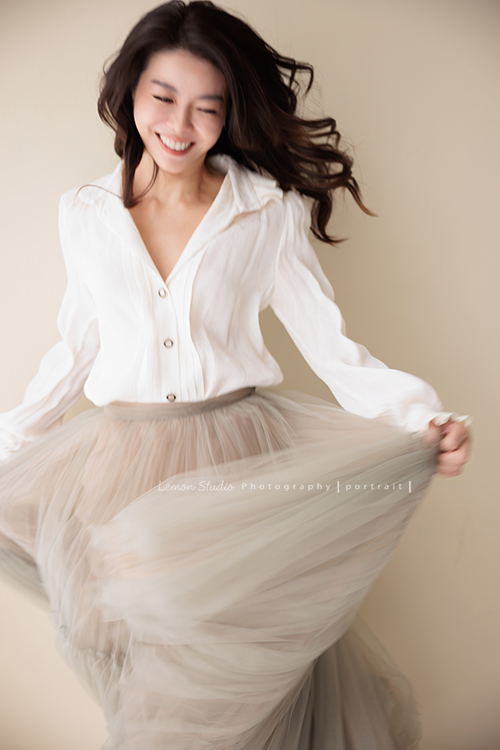活潑率性時尚產業經營者的Yasmin 來拍形象照，這次拍攝希望呈現的，是自然、率性與灑脫的個人氣質，站在鏡頭前的她毫不做作，留下了許多動人的影像，這次拍攝選擇了我們結合服裝顧問的形象照方案，合作的服裝顧問 Ivy，為 Yasmin 提供了貼合她風格的穿搭建議，也讓鏡頭下的她，呈現出最美、最有力量的一面，這張是Yasmin拉著飄逸的長裙跳舞的瞬間的一張很美很自然的形象照！