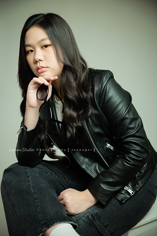 Audrey也是從小到大來拍過幾次照的孩子，隨著時間過去她也悄悄長大了啊，在高中這個階段，為她留下紀錄，這張是Audrey坐在椅子上一手拿著太陽眼鏡放在下巴、酷酷很有自信地看著鏡頭的很有時尚感的高中女孩寫真照！