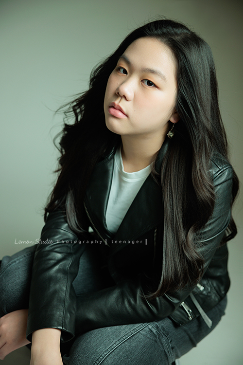 Audrey也是從小到大來拍過幾次照的孩子，隨著時間過去她也悄悄長大了啊，在高中這個階段，為她留下紀錄，這張是Audrey坐在椅子上雙手交疊放在大腿上、頭髮飄逸地很美、酷酷地看著鏡頭的很有時尚感的高中女孩寫真照！