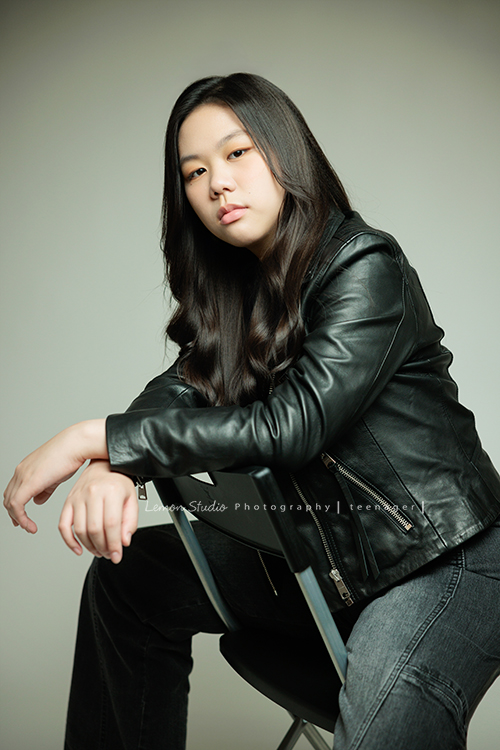 Audrey也是從小到大來拍過幾次照的孩子，隨著時間過去她也悄悄長大了啊，在高中這個階段，為她留下紀錄，這張是Audrey兩腳跨坐在椅子上、兩手放在椅背上、很酷地看著鏡頭的很有時尚感的高中女孩寫真照！