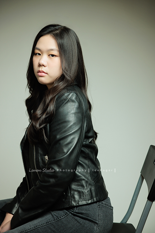Audrey也是從小到大來拍過幾次照的孩子，隨著時間過去她也悄悄長大了啊，在高中這個階段，為她留下紀錄，這張是Audrey側身坐在椅子上、轉過頭來很酷地看著鏡頭的很有時尚感的高中女孩寫真照！