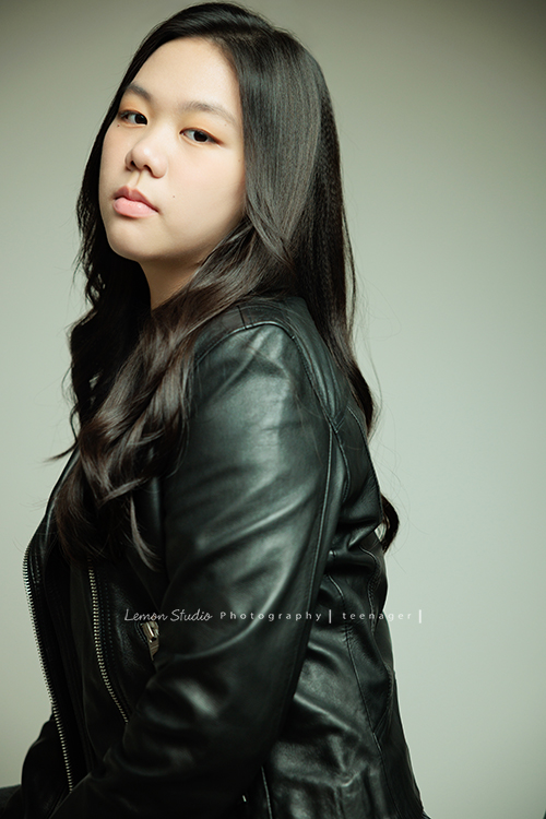 Audrey也是從小到大來拍過幾次照的孩子，隨著時間過去她也悄悄長大了啊，在高中這個階段，為她留下紀錄，這張是Audrey側身坐在椅子上、轉過頭來帶著酷酷的姿態、很沈穩地看著鏡頭的很有時尚感的高中女孩寫真照！