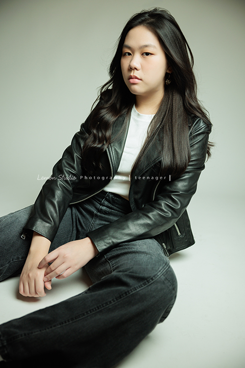 Audrey也是從小到大來拍過幾次照的孩子，隨著時間過去她也悄悄長大了啊，在高中這個階段，為她留下紀錄，這張是Audrey很隨性地坐在地上、很酷地看著鏡頭的很有時尚感的高中女孩寫真照！