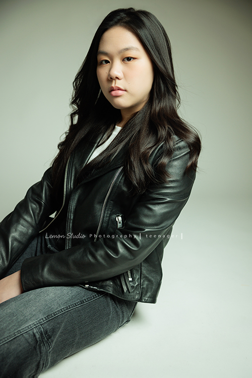 Audrey也是從小到大來拍過幾次照的孩子，隨著時間過去她也悄悄長大了啊，在高中這個階段，為她留下紀錄，這張是Audrey很隨性地坐在地上、很沈穩及自信地看著鏡頭的很有時尚感的高中女孩寫真照！