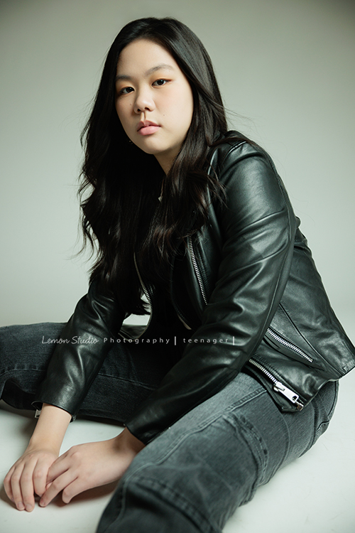 Audrey也是從小到大來拍過幾次照的孩子，隨著時間過去她也悄悄長大了啊，在高中這個階段，為她留下紀錄，這張是Audrey很隨性地坐在地上、兩手在大腿中間很自然地擺放在地上、很沈穩地看著鏡頭的很有時尚感的高中女孩寫真照！
