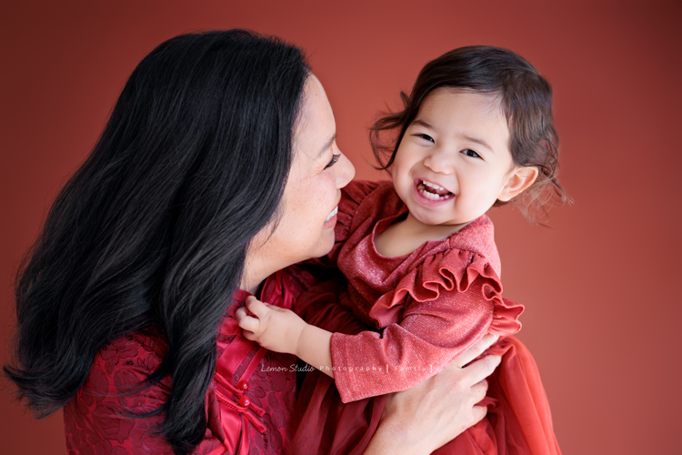 Kim媽麻一家第二次來到台灣，因為女兒Lilia真的很喜歡台灣，這個聖誕假期，他們又一起飛來過節，也因為在美國的左鄰右舍、朋友們一致推薦來檸檬巷館拍照，幾個月前Kim媽麻就先預約好了拍照行程，這張是Kim媽麻和小女兒Lenora互動的紀錄合照之一，Lenora頭髮自然捲，笑起來超可愛的！