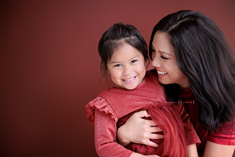 Kim媽麻一家第二次來到台灣，因為女兒Lilia真的很喜歡台灣，這個聖誕假期，他們又一起飛來過節，也因為在美國的左鄰右舍、朋友們一致推薦來檸檬巷館拍照，幾個月前Kim媽麻就先預約好了拍照行程，這張是Kim媽麻和女兒Lilia互動的紀錄合照，，Kim媽麻看著Lilia、Lilia看著鏡頭開心地笑著！