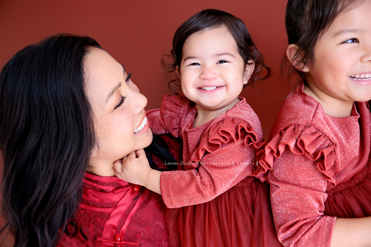 Kim媽麻一家第二次來到台灣，因為女兒Lilia真的很喜歡台灣，這個聖誕假期，他們又一起飛來過節，也因為在美國的左鄰右舍、朋友們一致推薦來檸檬巷館拍照，幾個月前Kim媽麻就先預約好了拍照行程，這張是Kim媽麻和女兒們的互動紀錄合照之一，Lenora頭髮自然捲，笑起來超可愛的！