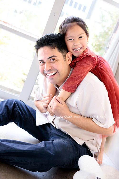 Kim媽麻一家第二次來到台灣，因為女兒Lilia真的很喜歡台灣，這個聖誕假期，他們又一起飛來過節，也因為在美國的左鄰右舍、朋友們一致推薦來檸檬巷館拍照，幾個月前Kim媽麻就先預約好了拍照行程，這張是Lenora從爸拔後方抱著爸拔，兩人開心地看著鏡頭笑著的父女合照！