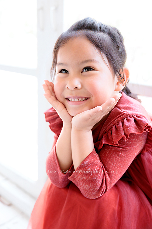 Kim媽麻一家第二次來到台灣，因為女兒Lilia真的很喜歡台灣，這個聖誕假期，他們又一起飛來過節，也因為在美國的左鄰右舍、朋友們一致推薦來檸檬巷館拍照，幾個月前Kim媽麻就先預約好了拍照行程，這張是Lilia手托著下巴看著遠方微笑著的可愛模樣！