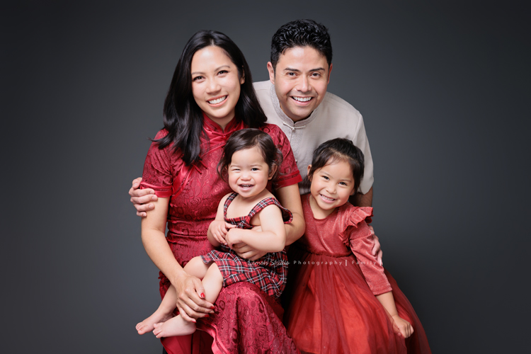 Kim媽麻一家第二次來到台灣，因為女兒Lilia真的很喜歡台灣，這個聖誕假期，他們又一起飛來過節，也因為在美國的左鄰右舍、朋友們一致推薦來檸檬巷館拍照，幾個月前Kim媽麻就先預約好了拍照行程，這張是Kim媽麻一家四口的全家福合照、Lenora被黎爸逗得笑得很開心啊！