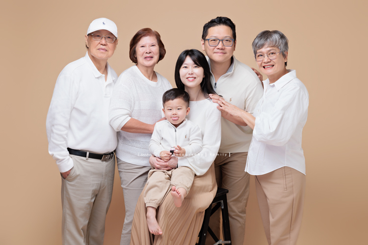 Ally 媽麻一家從美國回台時來到檸檬巷館拍家庭寫真,這一天外公外婆和奶奶也一起入鏡,兩歲八個月的Felix活潑又可愛,讓整個空間都變得好熱鬧,長輩們的笑容格外燦爛,這張是Felix和爸拔媽麻及外公外婆和奶奶的全家福寫真!