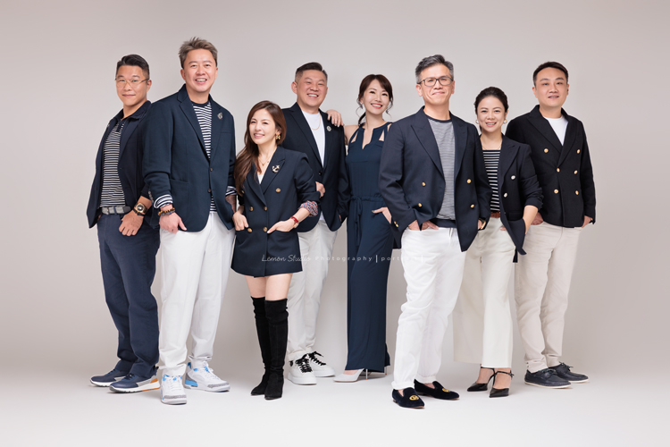 巧靈公司的團隊，每一年都會依尾牙的主題來拍團隊形象照，今年走海軍風，整體走一個優雅又俐落的路線，這張是公司的八位同仁、穿上藍色西裝外套、白色的長褲或藍色長褲，八人一起拍的團隊形象照，很有質感的一張團隊形象照！