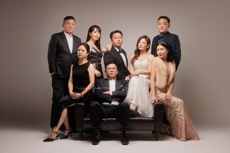 巧靈公司的團隊，每一年都會依尾牙的主題來拍團隊形象照，去年的主題很幽默，拍起來每一張都像電影劇照，大家在鏡頭前完全演技魂上身，這張是八位同仁穿上禮服及西裝、擺好pose，每個人看著鏡頭的一張很像劇照的團體形象照！