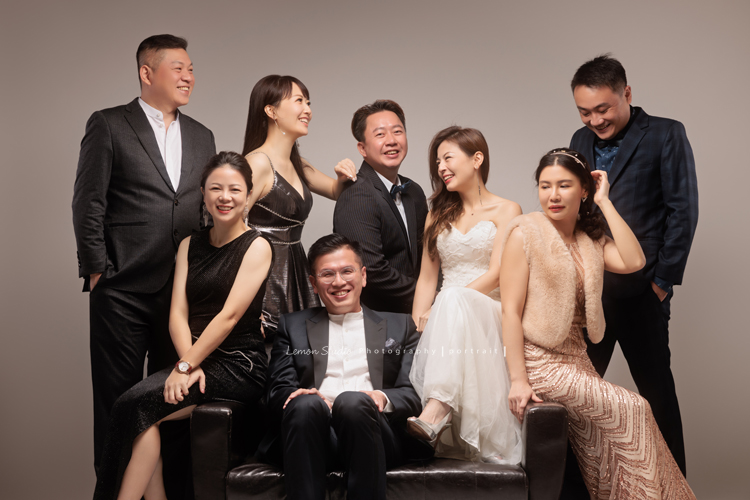 巧靈公司的團隊，每一年都會依尾牙的主題來拍團隊形象照，去年的主題很幽默，拍起來每一張都像電影劇照，大家在鏡頭前完全演技魂上身，這張是八位同仁穿上禮服及西裝、有些互動不一定每個人都看著鏡頭的一張很像劇照的團體形象照！