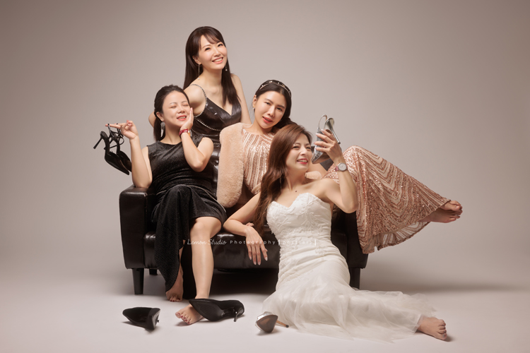 巧靈公司的團隊，每一年都會依尾牙的主題來拍團隊形象照，去年的主題很幽默，拍起來每一張都像電影劇照，大家在鏡頭前完全演技魂上身，這張是四位穿上禮服的女士們、擺好pose，有人手拿著高跟鞋、每個人看著鏡頭的一張很像劇照的團體形象照！