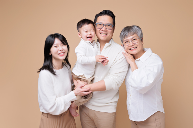 Ally 媽麻一家從美國回台時來到檸檬巷館拍家庭寫真,這一天外公外婆和奶奶也一起入鏡,兩歲八個月的Felix活潑又可愛,讓整個空間都變得好熱鬧,長輩們的笑容格外燦爛,這張是Felix和爸拔媽麻及奶奶的全家福寫真!一家人都笑得好開心啊!