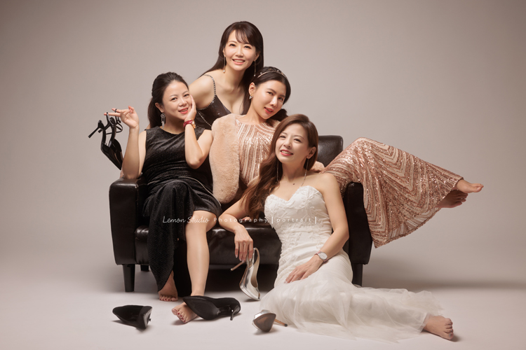 巧靈公司的團隊，每一年都會依尾牙的主題來拍團隊形象照，去年的主題很幽默，拍起來每一張都像電影劇照，大家在鏡頭前完全演技魂上身，這張是四位穿上禮服的女士們、擺好pose，每個人看著鏡頭的一張很優雅很像劇照的團體形象照！