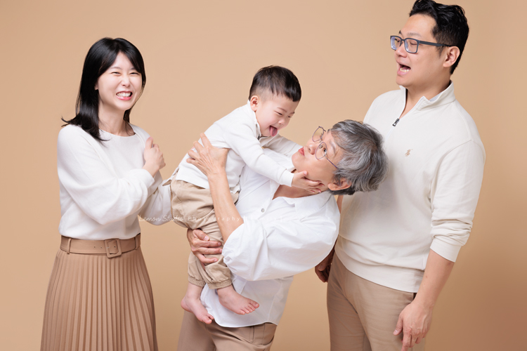 Ally 媽麻一家從美國回台時來到檸檬巷館拍家庭寫真,這一天外公外婆和奶奶也一起入鏡,兩歲八個月的Felix活潑又可愛,讓整個空間都變得好熱鬧,長輩們的笑容格外燦爛,這張是Felix和奶奶正在玩親親、奶奶的表情超逗趣、爸拔媽麻在兩旁笑的很開心的可愛紀錄照!
