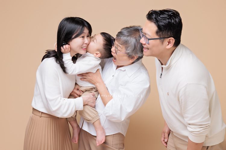 Ally 媽麻一家從美國回台時來到檸檬巷館拍家庭寫真,這一天外公外婆和奶奶也一起入鏡,兩歲八個月的Felix活潑又可愛,讓整個空間都變得好熱鬧,長輩們的笑容格外燦爛,這張是Felix正親著媽麻的臉頰、奶奶在旁邊的表情超逗趣、爸拔在旁笑的很開心的可愛紀錄照!