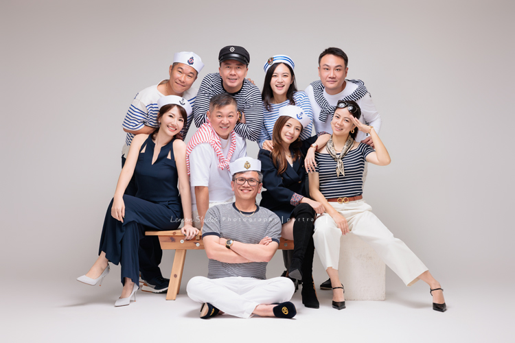 巧靈公司的團隊，每一年都會依尾牙的主題來拍團隊形象照，今年走海軍風，整體走一個優雅又俐落的路線，這張是公司的九位同仁、穿上海軍主題的服裝、大家一起拍的團隊形象照！