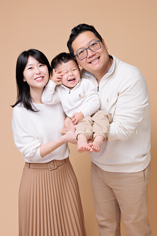 Ally 媽麻一家從美國回台時來到檸檬巷館拍家庭寫真,這一天外公外婆和奶奶也一起入鏡,兩歲八個月的Felix活潑又可愛,讓整個空間都變得好熱鬧,長輩們的笑容格外燦爛,這張是Felix和爸拔媽麻的全家福寫真!Felix的表情好逗趣啊!