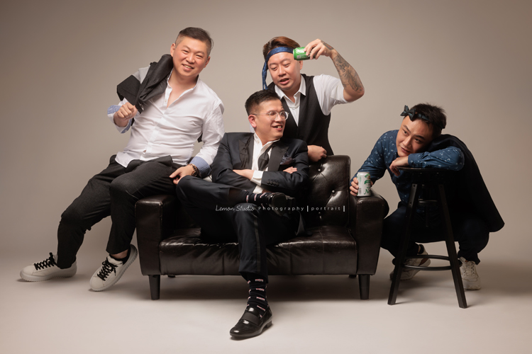 巧靈公司的團隊，每一年都會依尾牙的主題來拍團隊形象照，去年的主題很幽默，拍起來每一張都像電影劇照，大家在鏡頭前完全演技魂上身，這張是四位男同事，演出像是喝酒時的有趣互動，很像劇照的一張團體形象照！