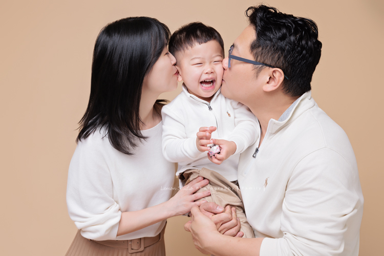 Ally 媽麻一家從美國回台時來到檸檬巷館拍家庭寫真,這一天外公外婆和奶奶也一起入鏡,兩歲八個月的Felix活潑又可愛,讓整個空間都變得好熱鬧,長輩們的笑容格外燦爛,這張是Felix在爸拔媽麻中間爸拔媽麻一起親著Felix的臉頰的可愛紀錄照!