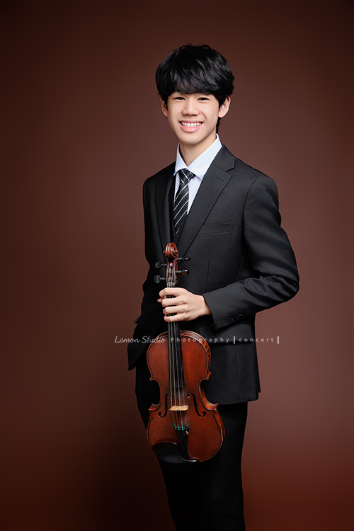 Timmy即將國中畢業，帶著他熟悉的提琴，站進鏡頭裡，黎爸捕捉了他不同的角度與情緒，這張是Timmy一手拿著提琴、一手放口袋、看著鏡頭笑得很帥氣的音樂寫真照！