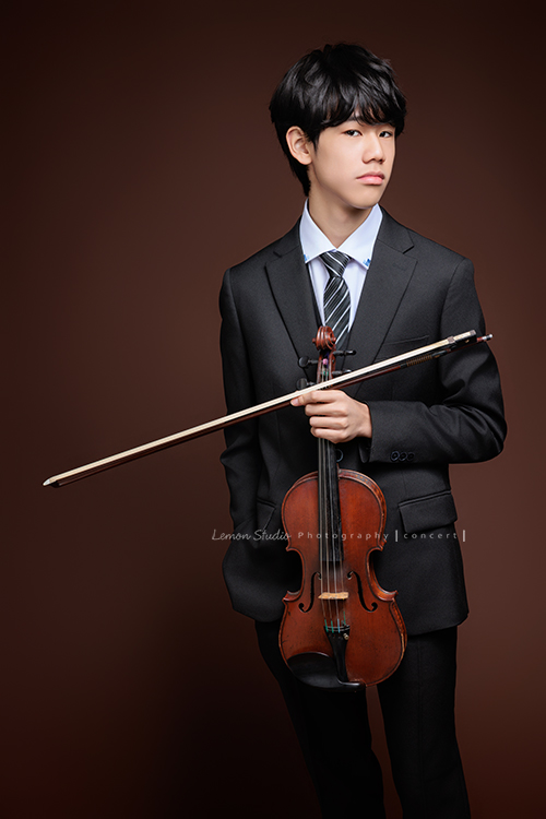 Timmy即將國中畢業，帶著他熟悉的提琴，站進鏡頭裡，黎爸捕捉了他不同的角度與情緒，這張是Timmy一手拿著提琴及弓、一手放口袋、側臉酷酷地看著鏡頭很帥氣的音樂寫真照！