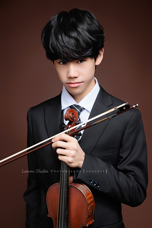 Timmy即將國中畢業，帶著他熟悉的提琴，站進鏡頭裡，黎爸捕捉了他不同的角度與情緒，這張是Timmy一手拿著提琴及弓、很沈穩地酷酷看著鏡頭的一張很帥氣的音樂寫真照！