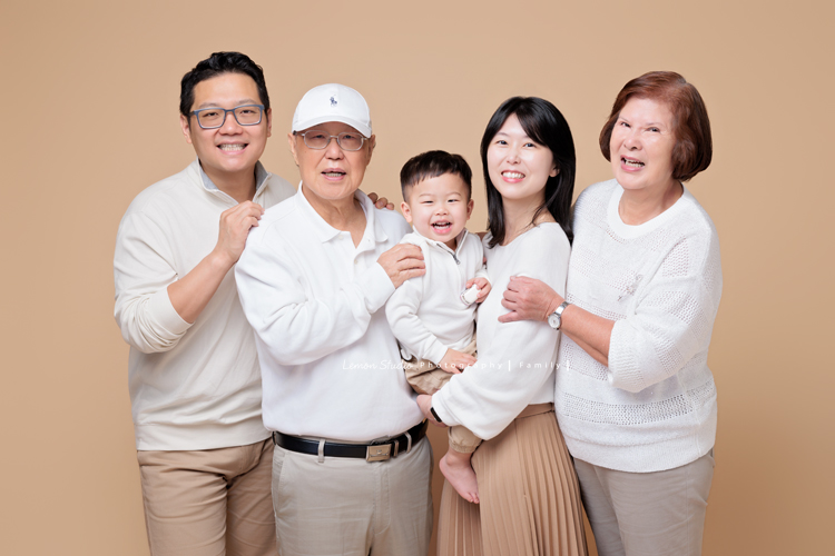 Ally 媽麻一家從美國回台時來到檸檬巷館拍家庭寫真,這一天外公外婆和奶奶也一起入鏡,兩歲八個月的Felix活潑又可愛,讓整個空間都變得好熱鬧,長輩們的笑容格外燦爛,這張是Felix和爸拔媽麻及外公外婆的全家福寫真!全家人都笑得好開心啊!