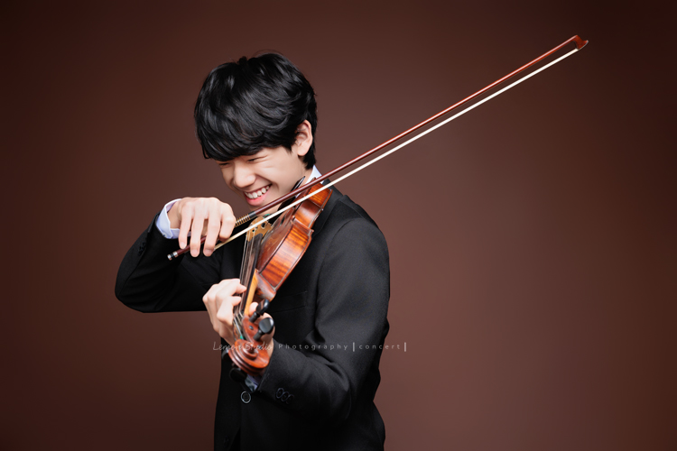 Timmy即將國中畢業，帶著他熟悉的提琴，站進鏡頭裡，黎爸捕捉了他不同的角度與情緒，這張是Timmy正笑著拉著提琴的音樂寫真照！