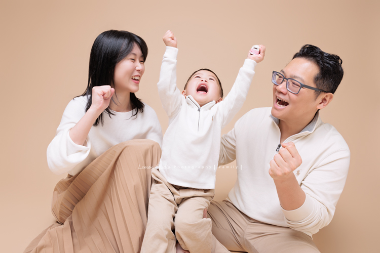 Ally 媽麻一家從美國回台時來到檸檬巷館拍家庭寫真,這一天外公外婆和奶奶也一起入鏡,兩歲八個月的Felix活潑又可愛,讓整個空間都變得好熱鬧,長輩們的笑容格外燦爛,這張是Felix在爸拔媽麻中間三人正在互動玩耍的可愛紀錄照!